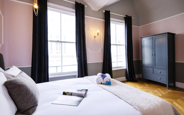 Bright 1BR + Balcony by Hyde Park