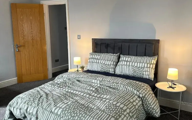 Cozy Manchester House - Stay With Host Onsite