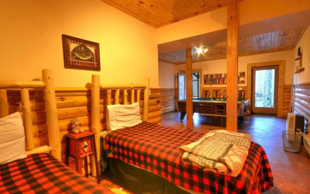 Nantahala Riverside 3 Bedroom Cabin by RedAwning