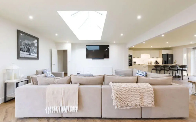 Beautiful 4-bed Close to South Downs Goodwood