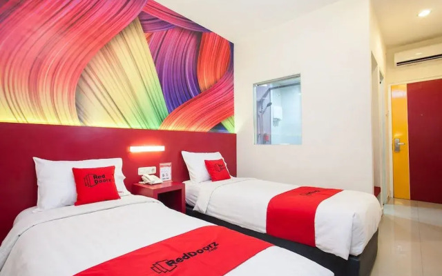 RedDoorz near Hawaii Water Park