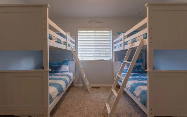 Afternoon Delight 2 Bedroom Condo by Redawning