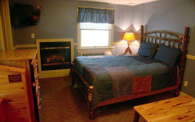 Mountaintop Lodge at Lake Naomi