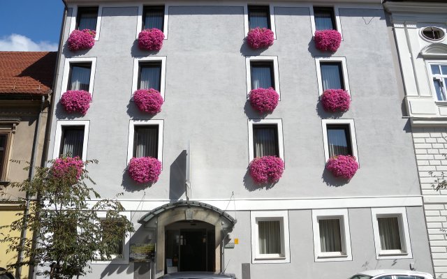 Отель Mrak Словения, Любляна - отзывы, цены и фото номеров - забронировать отель Mrak онлайн вид на фасад