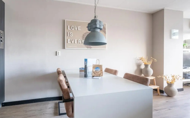 4-person Apartment With Island View