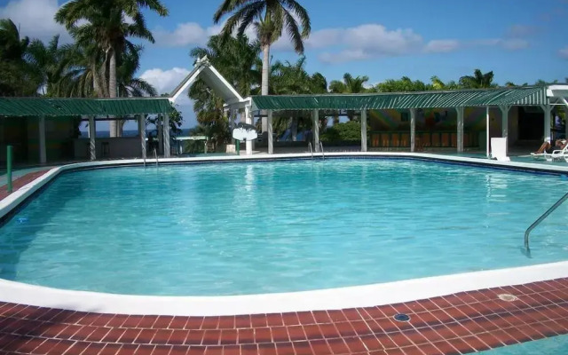 Oceanview Studio Apt w/ Pool, Bar & Beach Access