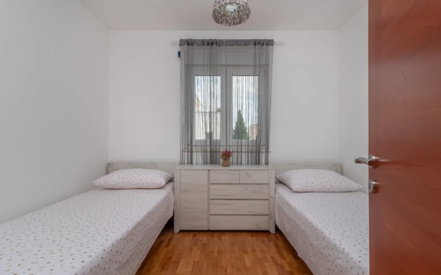 Modern apt w. Terrace, 2 min Walk to the Beach