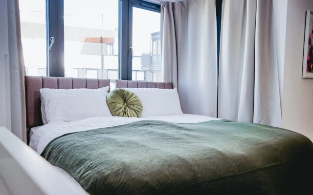 Elizabeth Line Retreat Modern 2BR Flat in Hayes
