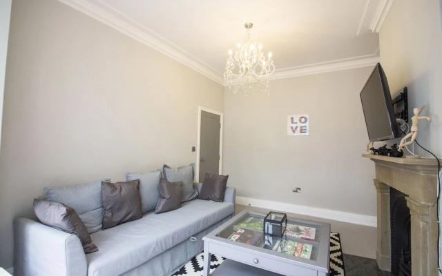 Fantastic 4/5 bed family home-mins from York Centre