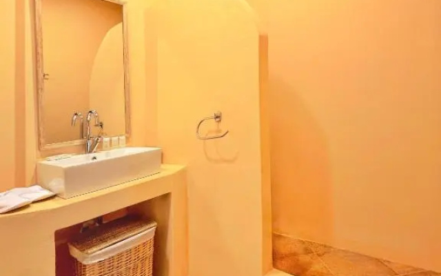 Spacious & Cozy Flat - 5 mins to Batsi Bay