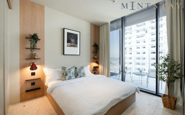Urban 1BR w Balcony in Business Bay