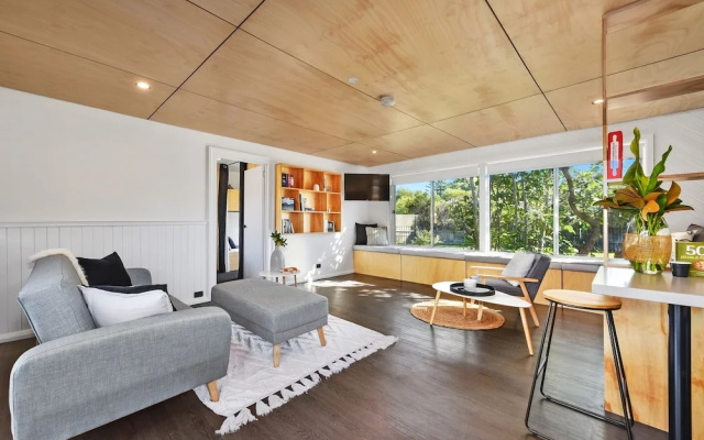 3 Bedroom Entertainer with Bungalow Next To Beach