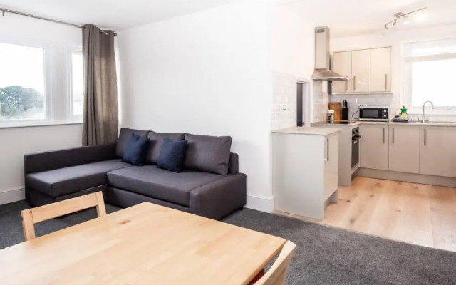 Coastal Charm 1BR Flat Near the Sea Street Parking