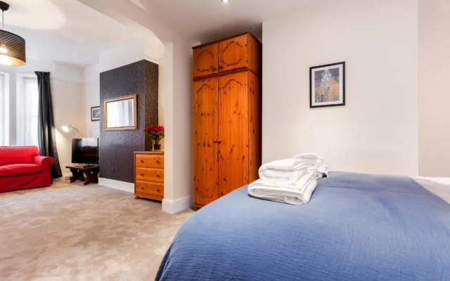 Gorgeous Town Centre Apt with Courtyard Garden