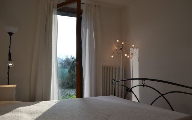 Отель Garden Venice Hills Apartment Италия, Региональный парк Colli Euganei - отзывы, цены и фото номеров - забронировать отель Garden Venice Hills Apartment онлайн комната для гостей