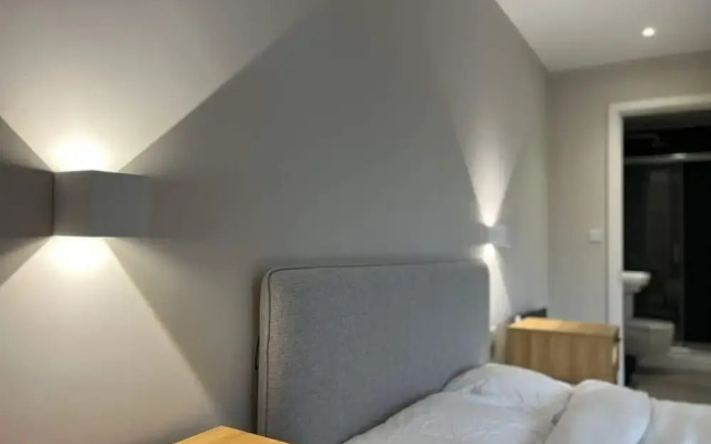 Joyful - 2 Ensuite Flat in M15