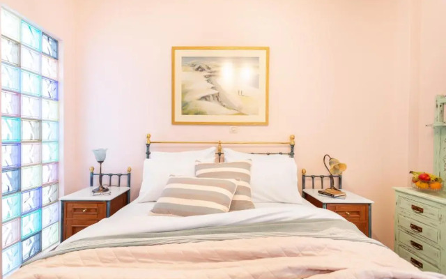 Bright, Calming Retreat With a Balcony Near Metro!