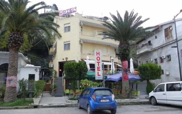 Alphine Hotel вид на фасад