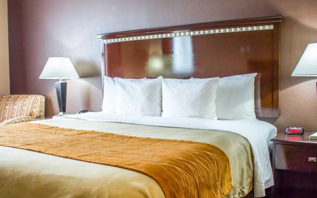 Travelodge by Wyndham Ozone Park