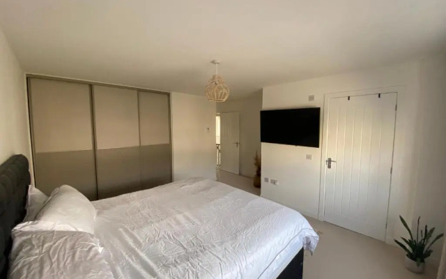 Luxury 4 bed detached 3 beds