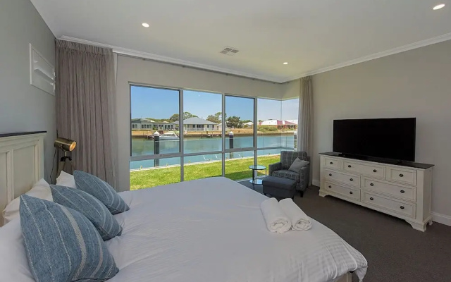 A Waterside Paradise