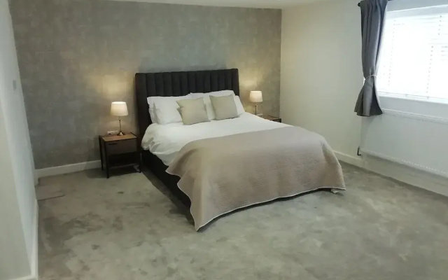 Central Guest Room - En-suite, Parking