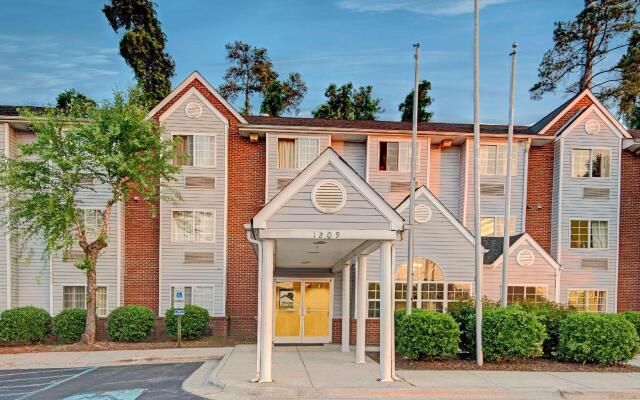 Отель Microtel Inn & Suites by Wyndham Raleigh вид на фасад