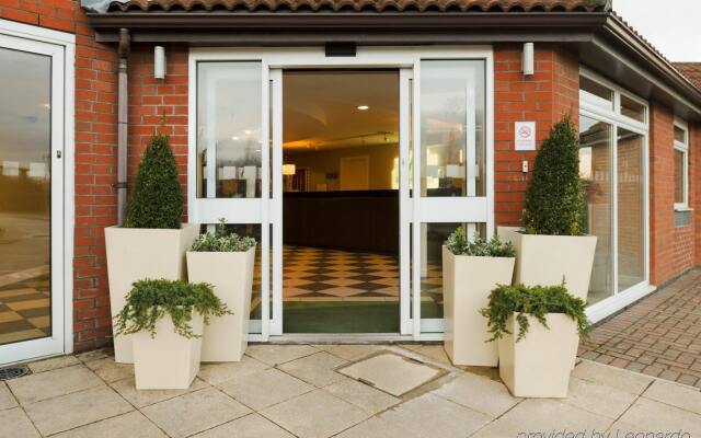 Отель Holiday Inn Manchester West Великобритания, Солфорд - отзывы, цены и фото номеров - забронировать отель Holiday Inn Manchester West онлайн вид на фасад