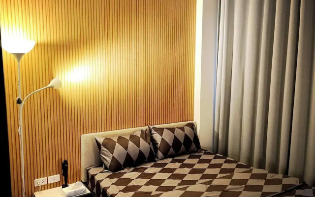 Octopus Suite on Highrise, Skytrain, Fast Wifi and AC