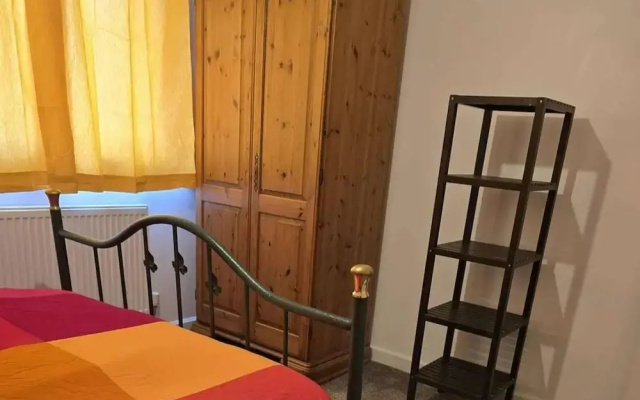 3 Bed House- Sleeps 6 - Parking - Wifi