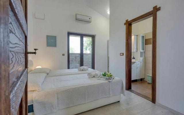 Villa Kristina With Pool