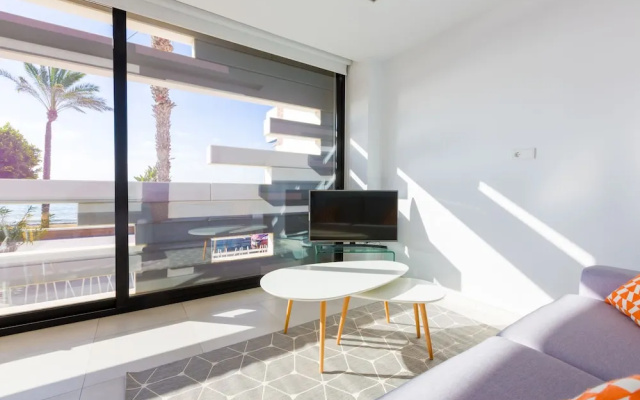 RENTHAS Calabeach Apartment