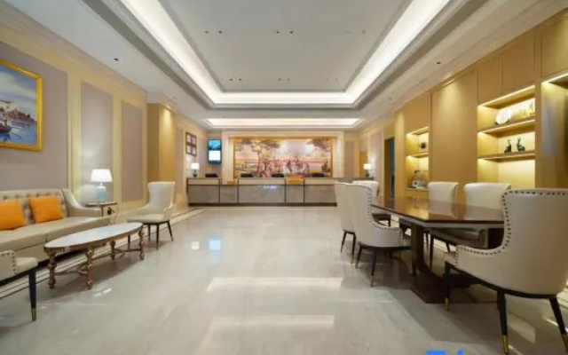 Vienna Hotel ( Haiyan Baolong Business Center Branch)