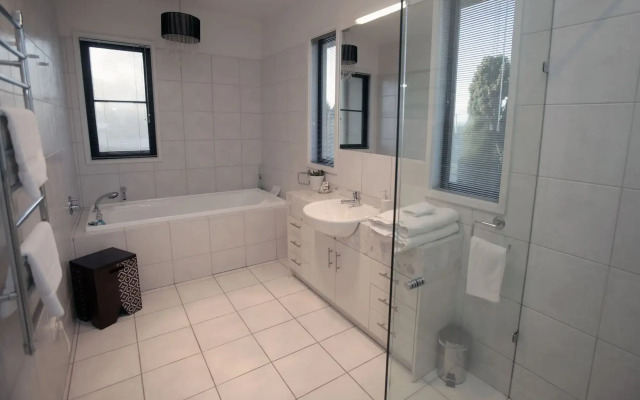 Cowes Luxury Beachfront Apartment - Phillip Island