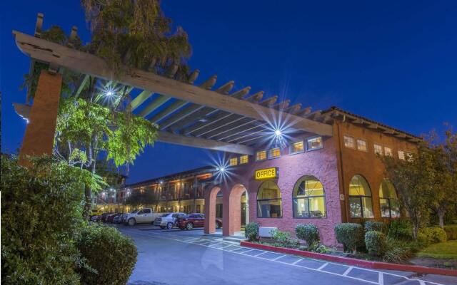 Отель Milpitas Inn вид на фасад