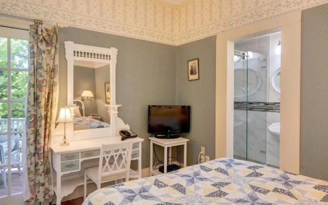 Mira Monte Inn & Suites