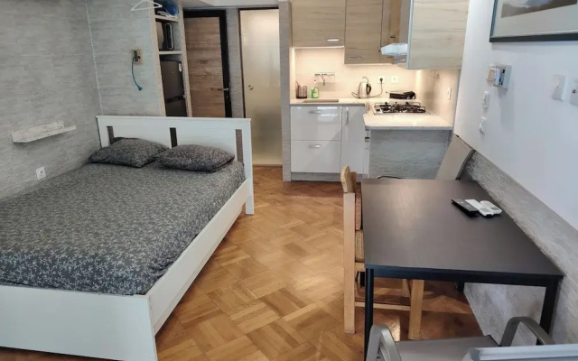 Apartment - Sleeps 8 - Balcony - Parking