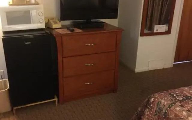 Budget Host Moon Mist Motel