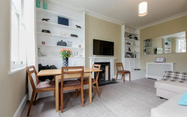 Earls Court Apartments by BaseToGo