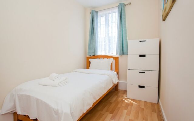 Отель 3Bed House 3 Minutes from Hoxton Station комната для гостей