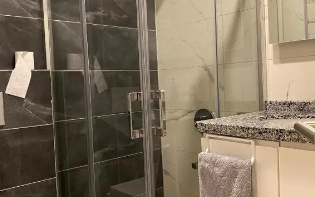 cozy 2 bedroom condo with pool and amenities
