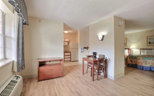 Plano Inn & Suites