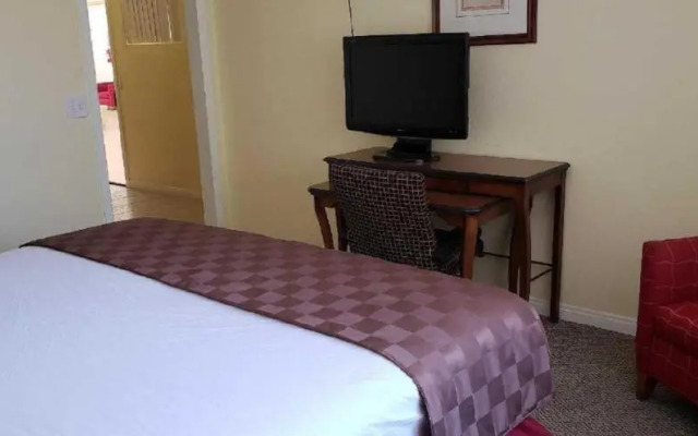 Europa Inn & Suites