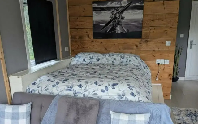 Tranquil Cabin Retreat- Sleeps 2, Parking