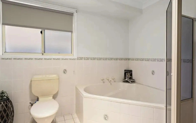 Modern 4BR Muswellbrook Stay