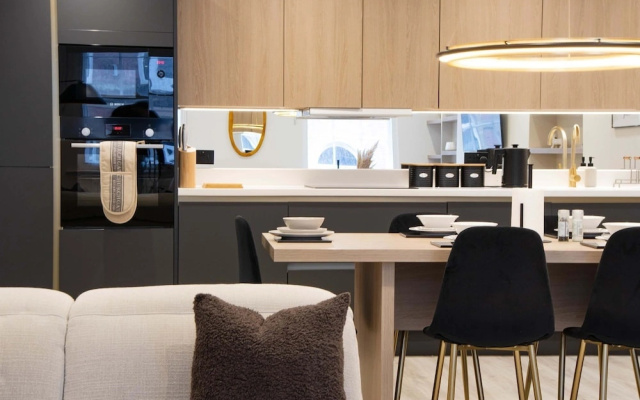 Central Leeds Apartment by Station - Sleeps 7