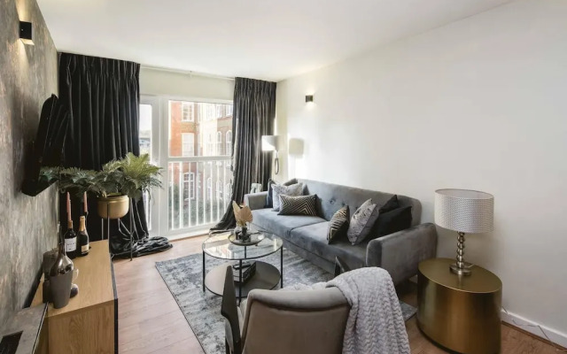 Luxe Living in a 2-bedroom Canary Wharf Haven