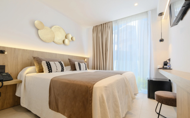 Azuline Hotel M