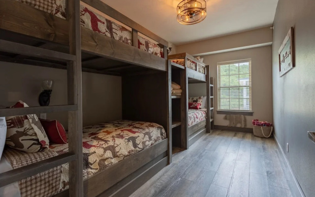 Lakefront Haven - 10 Br Home