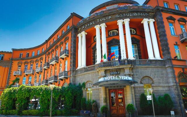 Grand Hotel Yerevan вид на фасад